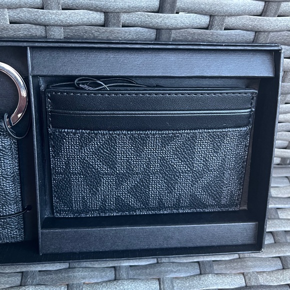 NWT, MSRP $98. 2-peice Michael Kors Card Case & Keychain - Picture 7 of 7
